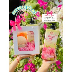 (Quà Tặng 20/11) Set Sữa Tắm On The Body Hoa Hồng (1 Sữa Tắm + Bông Tắm + Túi Giấy)