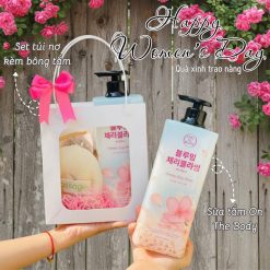 (Quà Tặng 20/10) Set Sữa Tắm On The Body Hoa Anh Đào (1 Sữa Tắm + 1 Bông Tắm + 1 Túi Nơ)